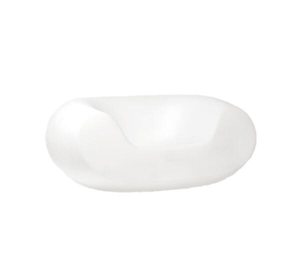 Ein ovaler Sessel mit weichen, abgerundeten Kanten und einer tiefen Sitzfläche.